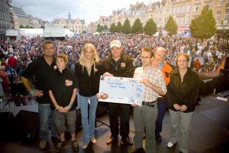 SMS-team schenkt cheque aan het Rode Kruis